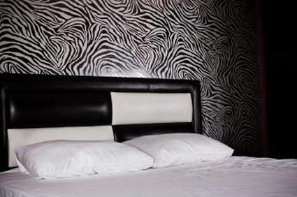 Спальня с закрученными обоями под зебру