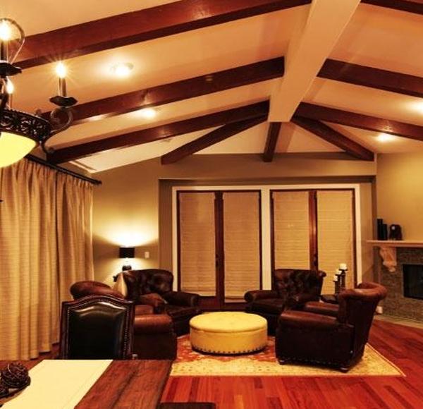 Темная и драматичная гостиная