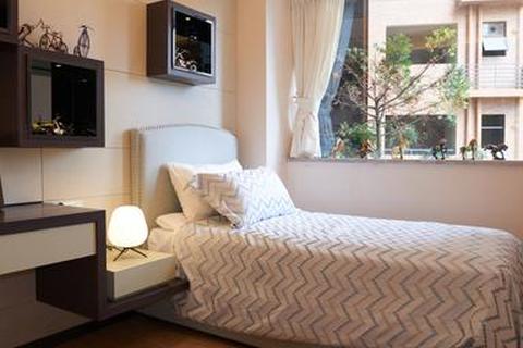 Настенная тумбочка и полки