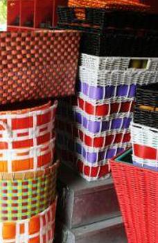 Красочные плетеные и соломенные корзины для мусора.