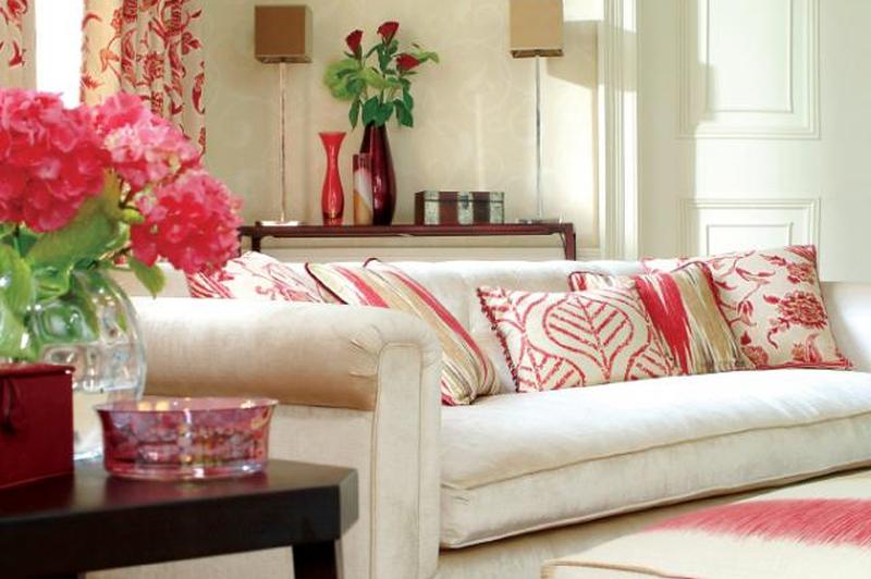 https://cf.ltkcdn.net/interiordesign/images/slide/161743-849x565r1-red-white-living-room.jpg