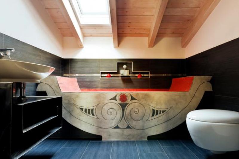 Балки в ванной с потолочным окном