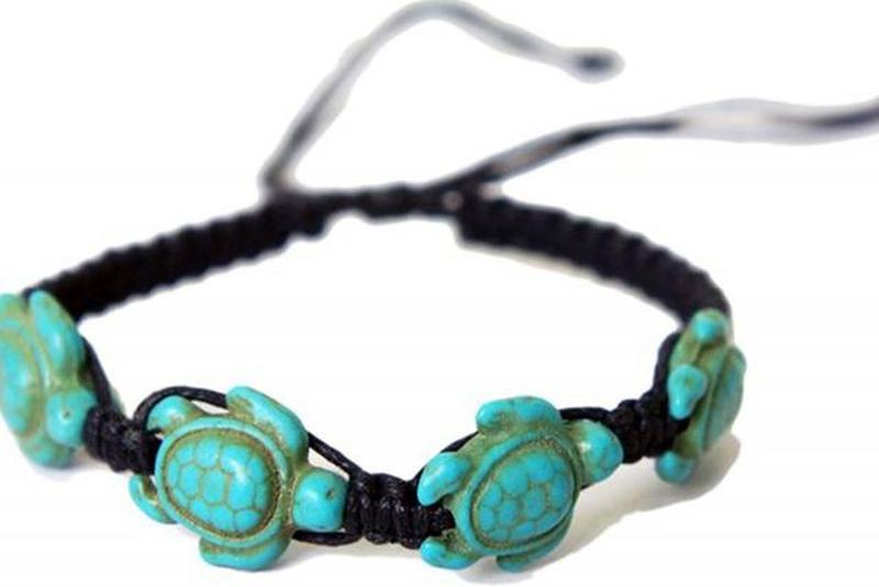 https://cf.ltkcdn.net/jewelry/images/slide/209921-850x567-Turtle-Macrame-Bracelet.jpg