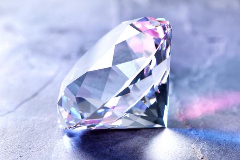 Алмаз на куске гранита