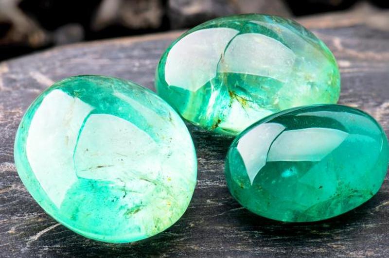 Изумрудные украшения из драгоценных камней