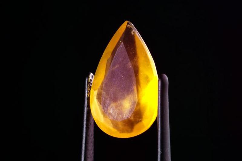 Огненный опал в пинцете 