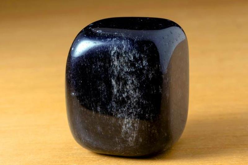 Черный полированный драгоценный камень оникс