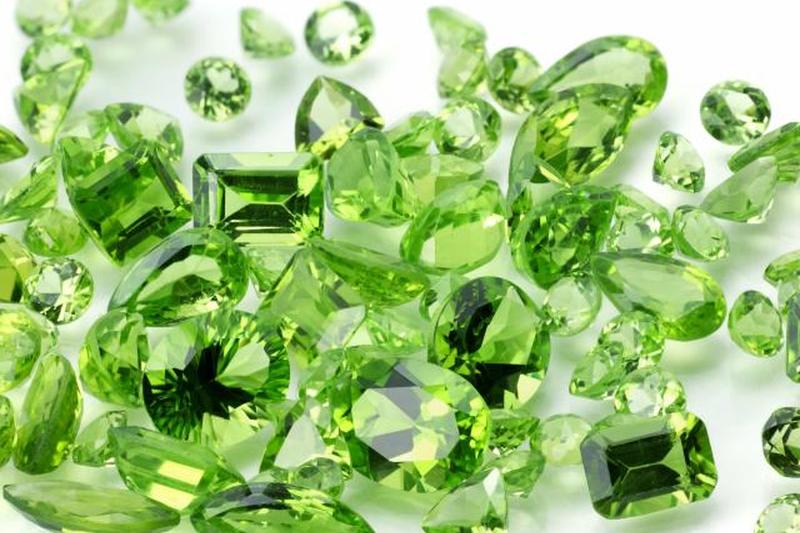 Куча драгоценных камней перидота
