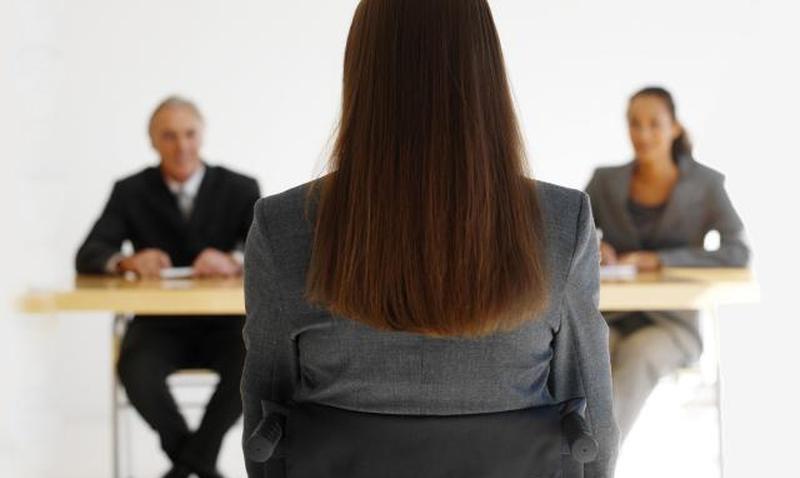 Женщина дает интервью