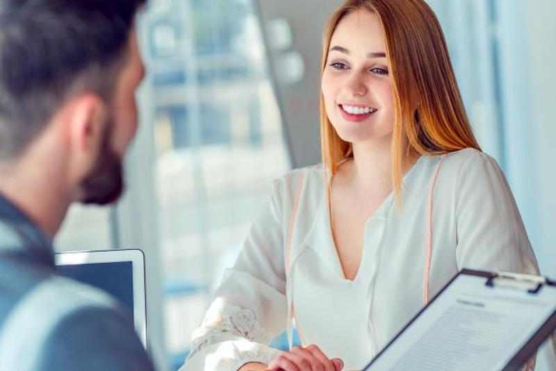 Бизнесмен задает вопросы кандидату