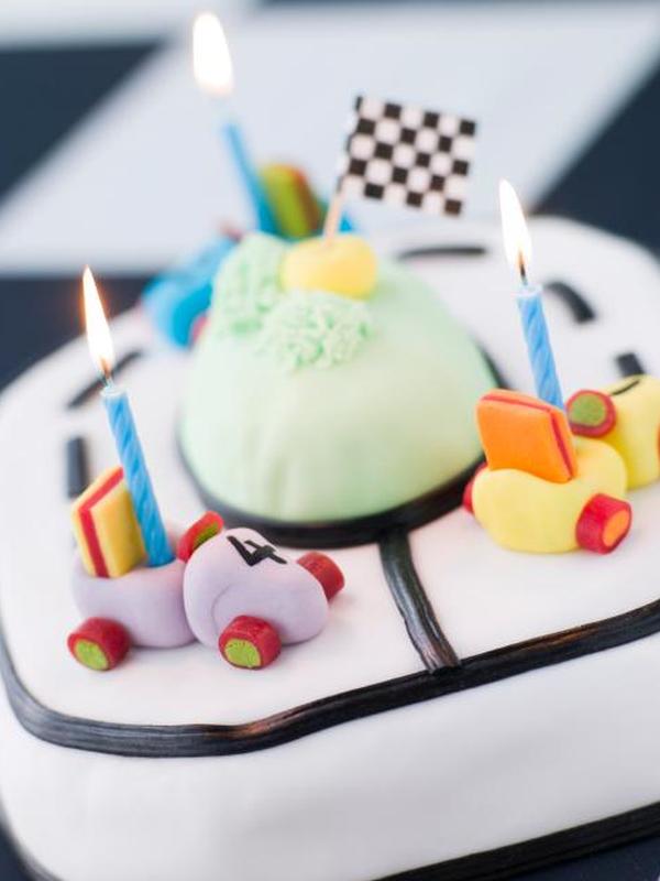 https://cf.ltkcdn.net/kids/images/slide/146904-600x800r1-Race-car-bday-cake.jpg