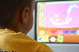 Мальчик играет в акустическую онлайн-игру