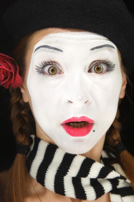 https://cf.ltkcdn.net/makeup/images/slide/130214-566x848r1-surprised-mime.jpg