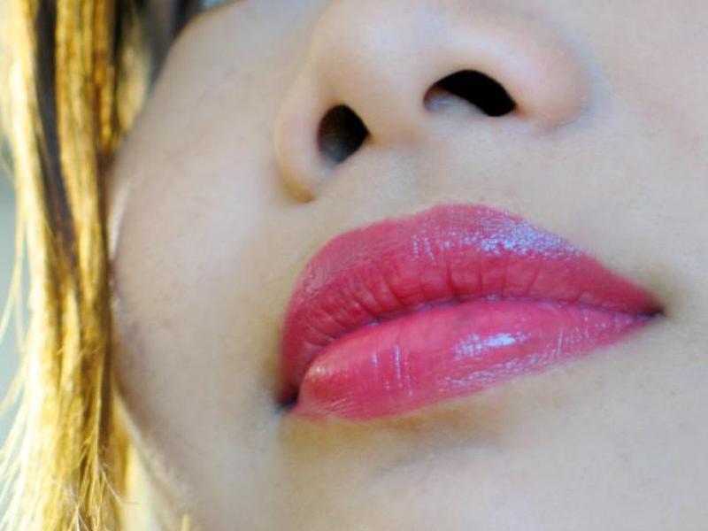 Ярко-розовые губы