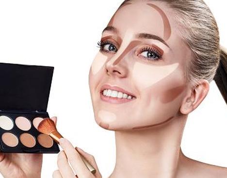 женщина с палитрой макияжа