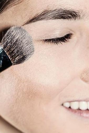 пудра для лица наносится возле глаз