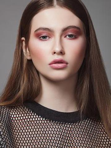 женщина в макияже с румянами