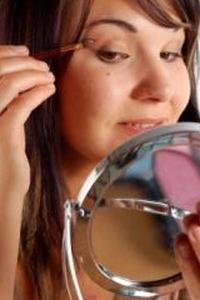  Юная брюнетка с зеркалом для макияжа