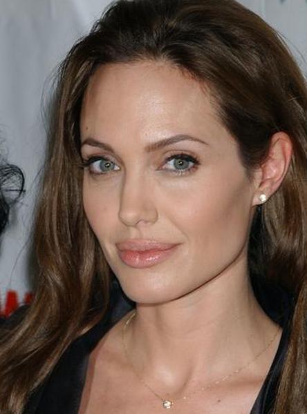 https://cf.ltkcdn.net/makeup/images/slide/87912-444x600-Angelina8.jpg