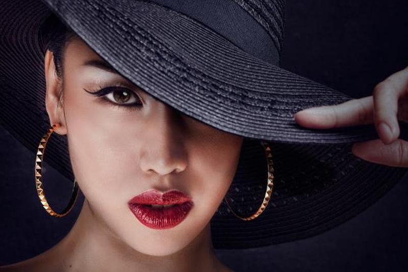 женщина с макияжем в холодных тонах