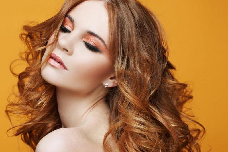 Женщина с макияжем в теплых тонах