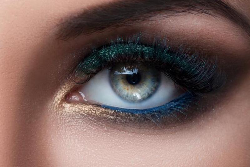 Закрыть женский глаз красивым макияжем