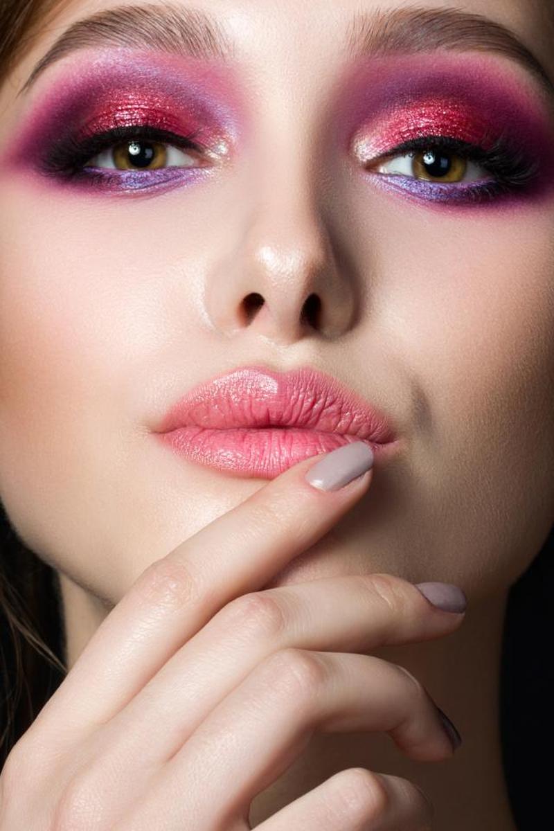 Крупным планом портрет молодой красивой женщины с ярко-розовыми дымчатыми глазами и губами