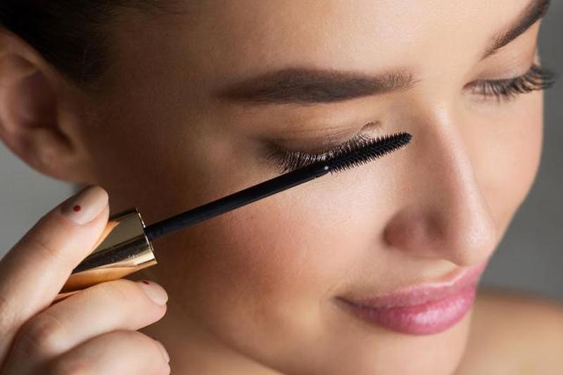 https://cf.ltkcdn.net/макияж/изображения/слайд/278416-850x566-макияж для глаз-тушь для ресниц.jpg