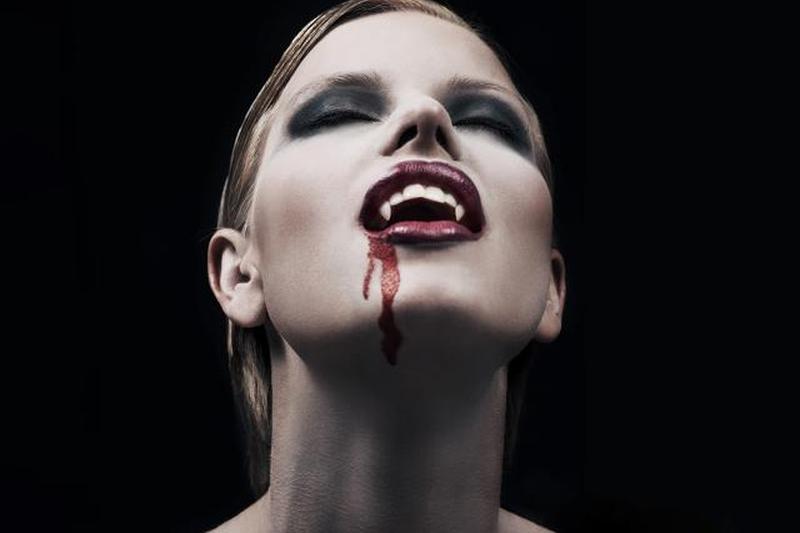 https://cf.ltkcdn.net/makeup/images/slide/278617-850x566-halloween-face-paint-vampire.jpg