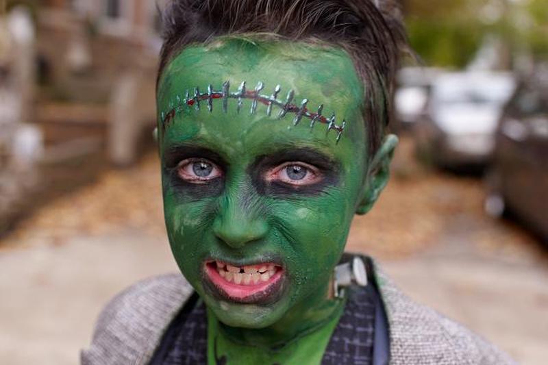 Малыш в костюме Франкештейна