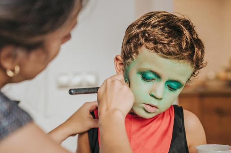 Мальчик с макияжем во время Хэллоуина