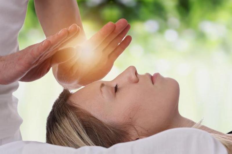 Женщина, выполняющая исцеление Рейки