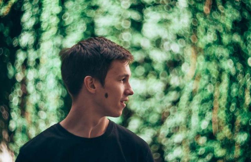 Мужчина с родимым пятном на лице