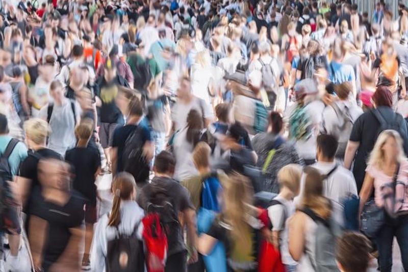 Группа людей, идущих 