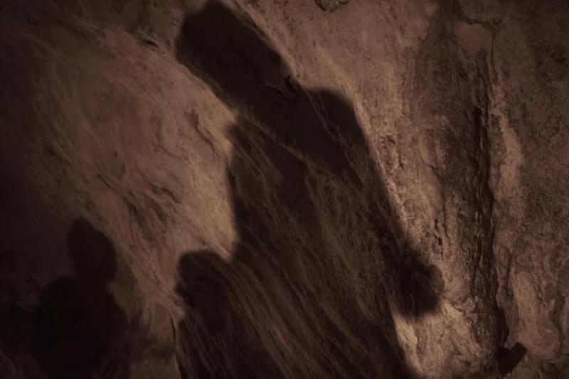 Тени в пещере