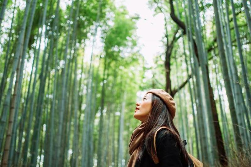 Молодая женщина-туристка наслаждается природой