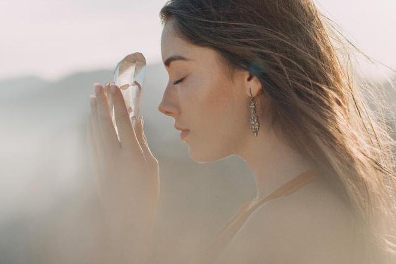 Голова женщины с исцеляющим кристаллом