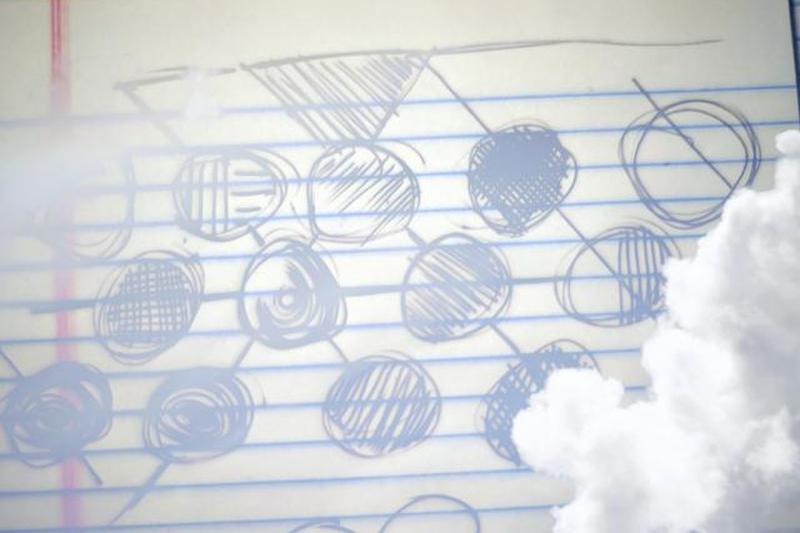 Каракули на линованной бумаге, наложение облаков 