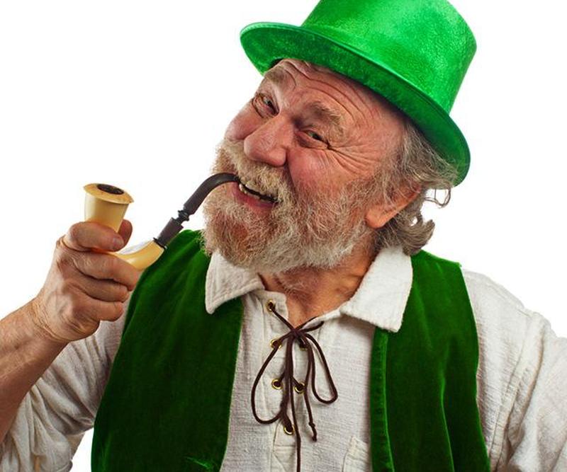 Мужчина в костюме лепрекона