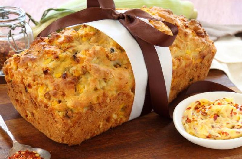 Свежий запеченный кукурузный хлеб с маслом чили и сушеным перцем чили