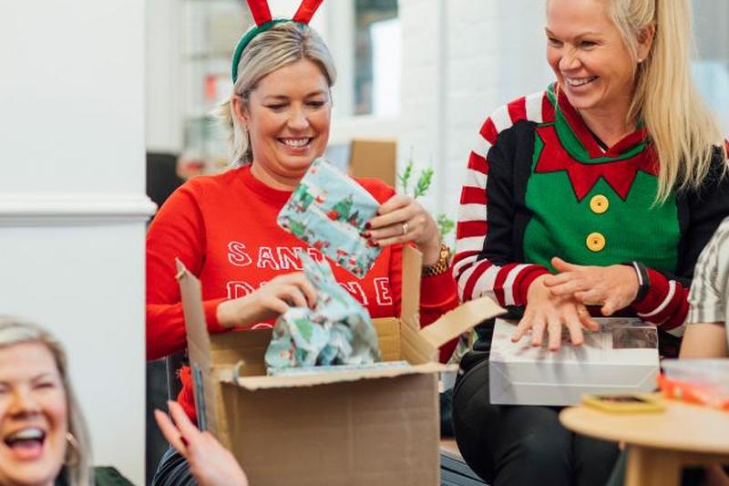 разворачивание подарков как часть тайного Санты