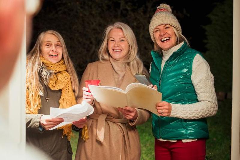 Группа женщин Рождественская песнь