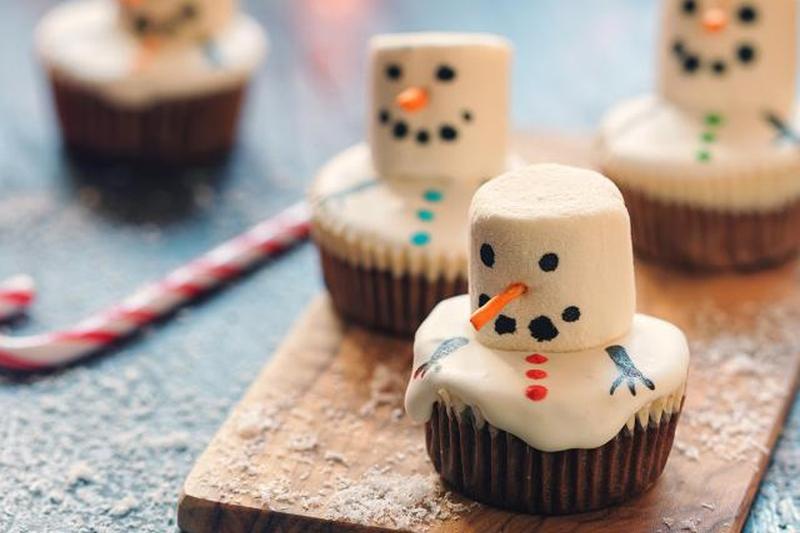 Капкейки с растаявшим снеговиком