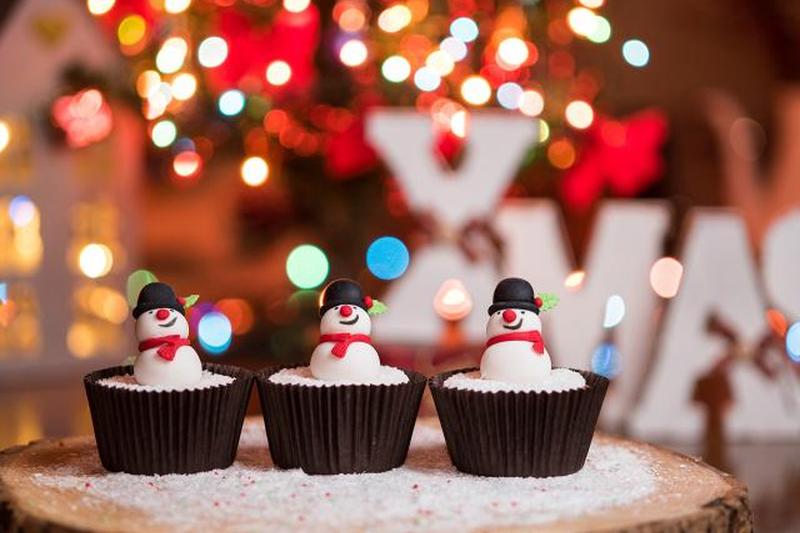 Рождественские кексы со снеговиком и рождественскими огнями