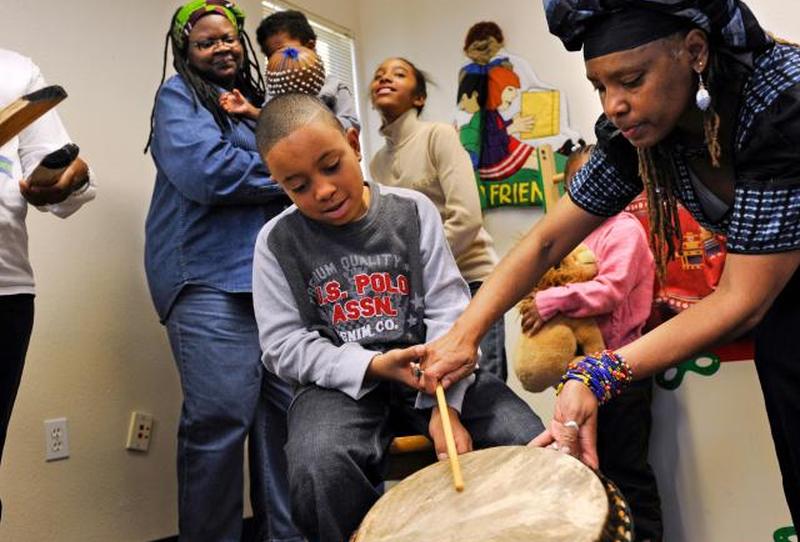 рассказывая истории Кванзы с помощью музыки