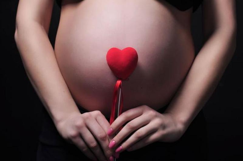 https://cf.ltkcdn.net/pregnancy/images/slide/165397-850x563-pregnancy-portrait-with-heart.jpg