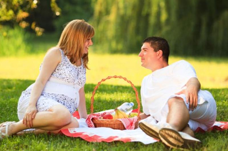 https://cf.ltkcdn.net/pregnancy/images/slide/169037-850x566-romantic-picnic-dinner.jpg