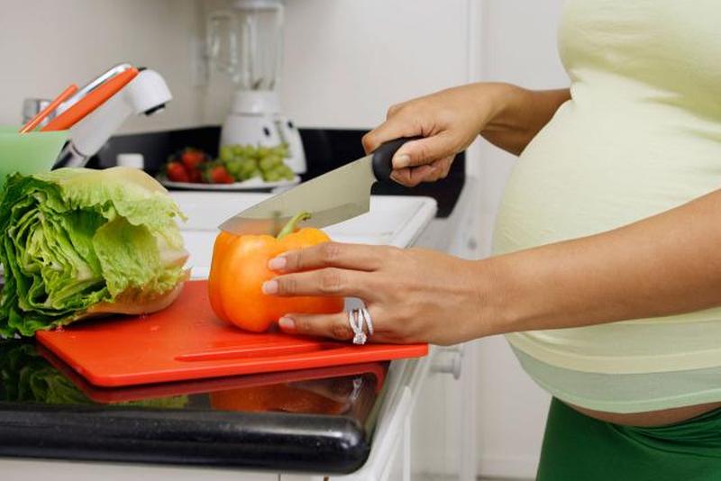 https://cf.ltkcdn.net/pregnancy/images/slide/235569-850x567-chopping-vegetables.jpg