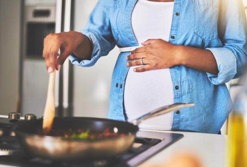 беременная женщина готовит