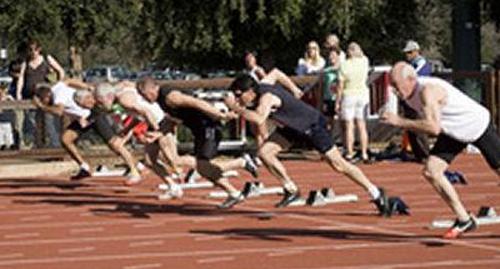 Члены фитнес-клуба Lifelong Fitness Club бегают по треку